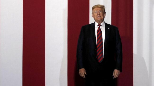 Trump Anggap Upaya Pemakzulan Oleh DPR AS Sebagai Lelucon Presiden AS, Donald Trump, menganggap upaya fraksi Demokrat di Dewan Perwakilan untuk memakzulkannya adalah sebuah lelucon.