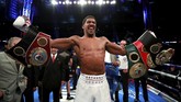 FOTO : Anthony Joshua Menang TKO Atas Alexander Povetkin Juara dunia tinju kelas berat Anthony Joshua berhasil mempertahankan gelar setelah menang TKO atas Alexander Povetkin di Stadion Wembley, Minggu (23/9).