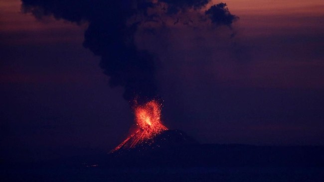 Gunung Anak Krakatau mengalami 236 kegempaan letusan sepanjang Jumat hingga Sabtu dini hari, masyarakat dilarang mendekat dalam radius 2 km dari bawah.