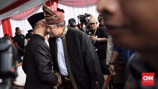 Peneliti LSI Burhanuddin Muhtadi meminta Partai Demokrat tak terlalu mendramatisir kejadian yang akan terjadi dalam kontestasi politik pilpres 2019.