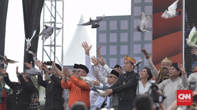 Politikus Demokrat Ferdinand Hutahaean tergelitik saat melihat burung merpati yang dilepas Ma'ruf Amin tak mau terbang di acara deklarasi kampanye damai.
