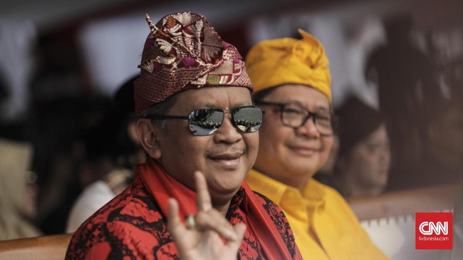 Kubu Jokowi mempertanyakan langkah Prabowo Subianto yang sempat meminta sumbangan dana kampanye kepada relawan padahal statusnya sebagai orang kaya.