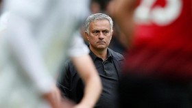 Bela Mourinho, Neville Kecam Petinggi Manchester United