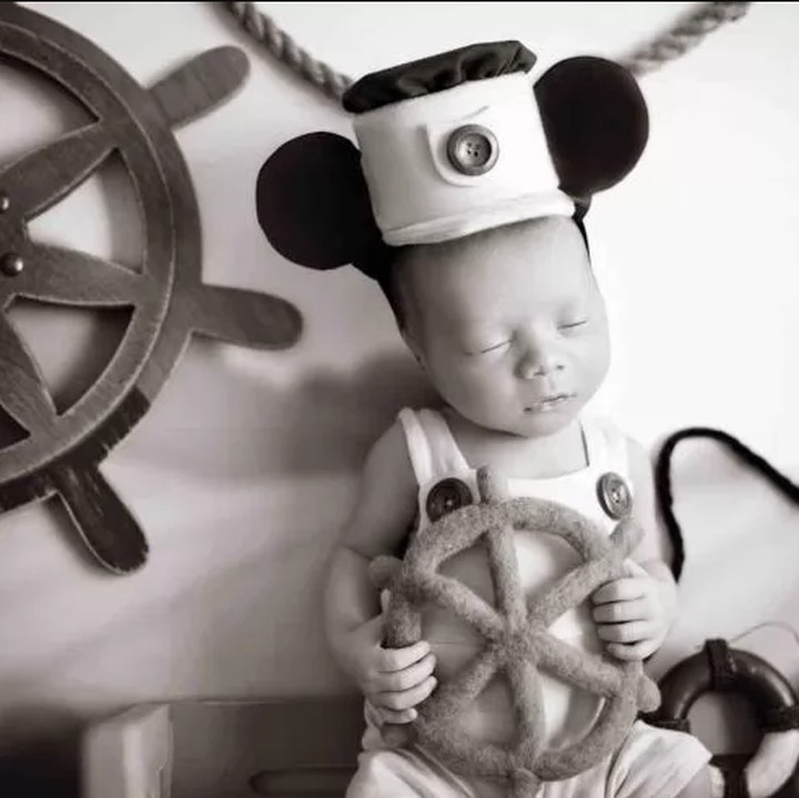 Bayi ini mengenakan kostum Mickey Mouse di kartun '<em>Steamboat Willie</em>'. Kartun Mickey Mouse pertama yang dirilis oleh Disney tahun 1928. (Foto: Karen Marie via Babble)