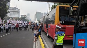 Monas Jadi Lautan Manusia, Laju Transjakarta Tersendat