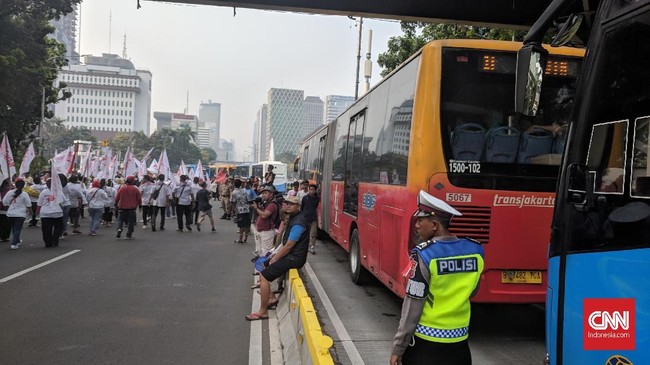 Laju sejumlah unit bus Transjakarta di kawasan Thamrin-Monas tersendat akibat aktivitas kampanye damai pemilu 2019, Minggu (23/9) pagi.