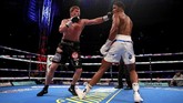 FOTO : Anthony Joshua Menang TKO Atas Alexander Povetkin Juara dunia tinju kelas berat Anthony Joshua berhasil mempertahankan gelar setelah menang TKO atas Alexander Povetkin di Stadion Wembley, Minggu (23/9).