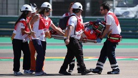 Motor Sampai Terbelah, Lorenzo Dibawa ke Rumah Sakit