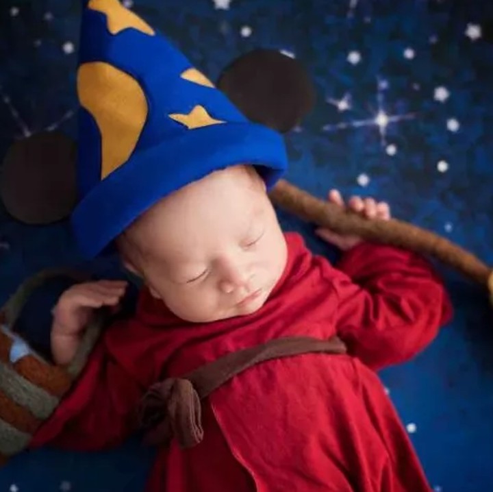 Kostum dari kartun Mickey '<em>The Sorcerer's Apprentice</em>' sudah nggak asing lagi ya? (Foto: Karen Marie via Babble)