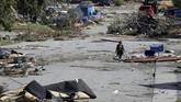 FOTO: Kehancuran Usai Tornado Terjang Kanada Sebuah tornado dengan ganas menerjang Kanada pada Jumat (21/9) dan menyisakan kehancuran yang belum pernah dialami masyarakat di sana sebelumnya.