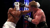 FOTO : Anthony Joshua Menang TKO Atas Alexander Povetkin Juara dunia tinju kelas berat Anthony Joshua berhasil mempertahankan gelar setelah menang TKO atas Alexander Povetkin di Stadion Wembley, Minggu (23/9).