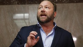 Giliran PayPal Bekukan Akses Penyebar Konspirasi Alex Jones