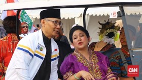 Titiek Soeharto Bernyanyi di Depan Pengusaha Tionghoa