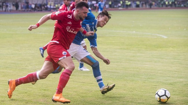 Manajer Persib Bandung Umuh Muchtar menilai hukuman yang diterima klubnya tidak adil karena Persija Jakarta tidak mendapatkan hukuman serupa.
