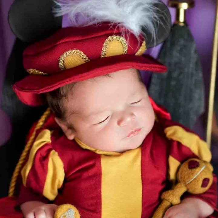Pakai kostum Mickey Mouse '<em>The Prince and the Pauper</em>', si kecil terlihat ganteng ya? (Foto: Karen Marie via Babble)
