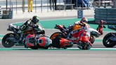 FOTO: Detik-detik Insiden Lorenzo vs Marquez di MotoGP Aragon Marc Marquez dan Jorge Lorenzo terlibat insiden yang membuat nama terakhir mengalami kecelakaan dan cedera di awal balapan MotoGP Aragon 2018.