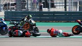 FOTO: Detik-detik Insiden Lorenzo vs Marquez di MotoGP Aragon Marc Marquez dan Jorge Lorenzo terlibat insiden yang membuat nama terakhir mengalami kecelakaan dan cedera di awal balapan MotoGP Aragon 2018.