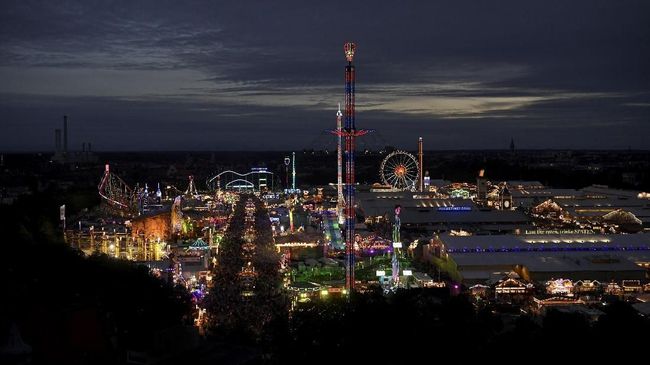Hampir semua orang di penjuru dunia mengunjungi Oktoberfest di Munich, Jerman. Setiap tahunnya festival diberitakan penuh sesak.