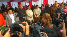 VIDEO: Baju Adat Capres-Cawapres di Deklarasi Kampanye Damai