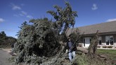 FOTO: Kehancuran Usai Tornado Terjang Kanada Sebuah tornado dengan ganas menerjang Kanada pada Jumat (21/9) dan menyisakan kehancuran yang belum pernah dialami masyarakat di sana sebelumnya.