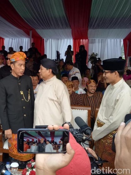 Adu Gaya Jokowi vs Prabowo Pakai Baju Daerah di Deklarasi Kampanye Damai