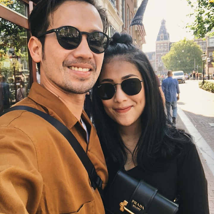 Setahun lebih menikah, raut bahagia nggak luntur dari pasangan ini. (Foto: Instagram/tarrabudiman)