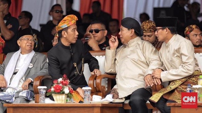 Jokowi-Ma'ruf dan Prabowo-Sandi berikrar menjalankan kampanye damai. Mereka melepas merpati putih sebagai simbol perdamaian.