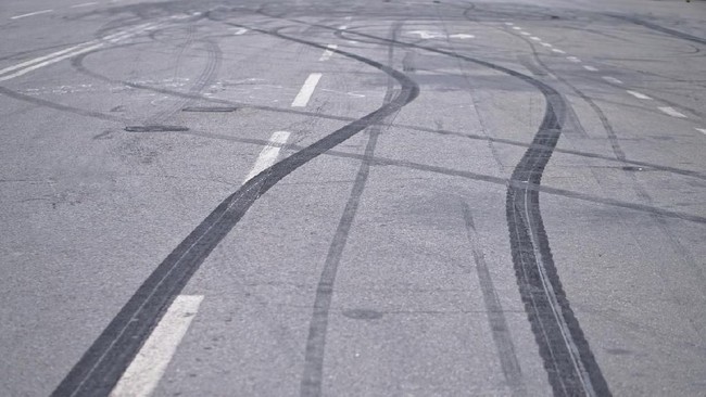Kepolisian mengusut perilaku seorang pengemudi yang melakukan aksi kepot atau drifting di Jalan Raya Pondok Indah, Jakarta Selatan. Videonya viral di medsos.
