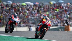 Insiden Kecelakaan Lorenzo, Marquez Bela Diri