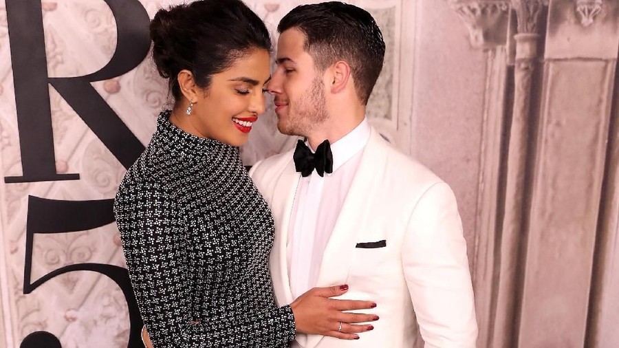 Sah, Nick Jonas & Priyanka Chopra Resmi Menikah Nick Jonas dan Priyanka Chopra menikah dengan menggunakan baju rancangan Ralph Lauren.
