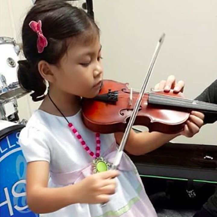 <p>Enrico Tambunan bilang inilah si bontot Karen, he-he-he. Kecil-kecil Karen jago main biola ya. (Foto: Instagram/ @enricotambunan)</p>