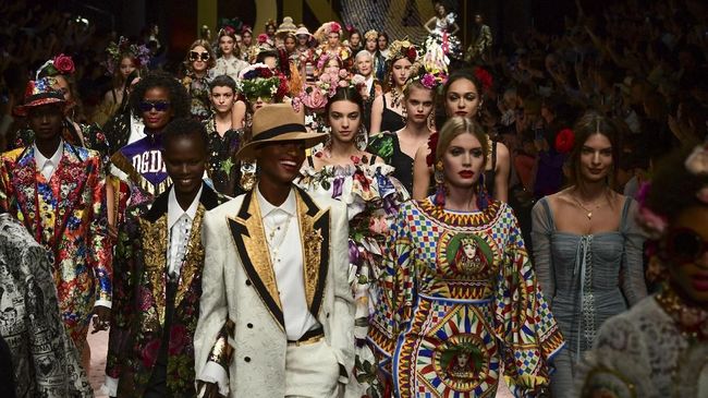 Peragaan busana atau fashion show Dolce & Gabbana yang digelar di ruang terbuka di Venice, Italia diterjang hujan es, Senin (30/8) malam.