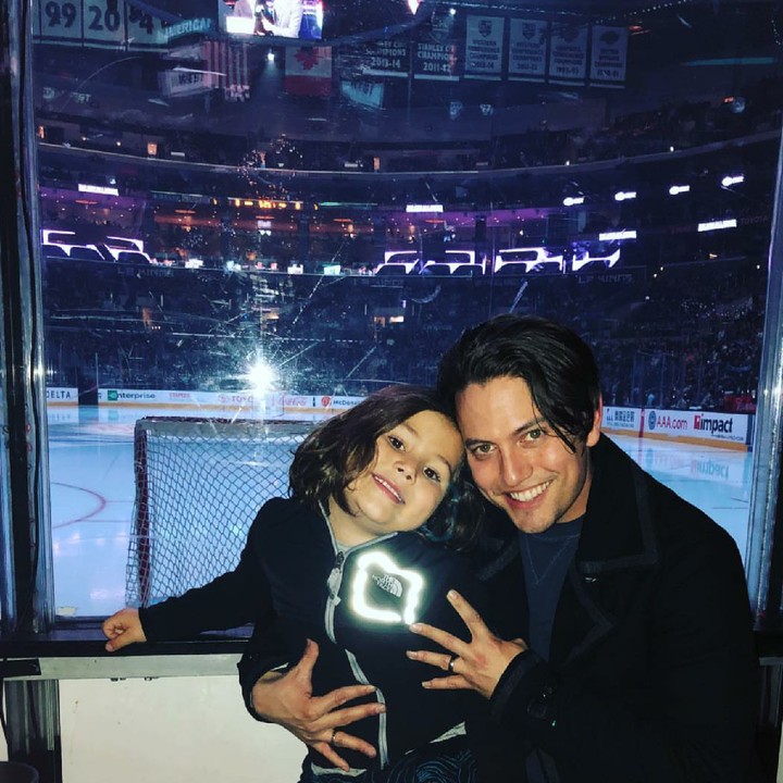 <p>Jackson tahu banget ya cara menghabiskan waktu bareng putra dan putrinya. Kali ini ia dan si jagoan kecil nonton game hockey. (Foto: Instagram/jacksonrathbone)</p>