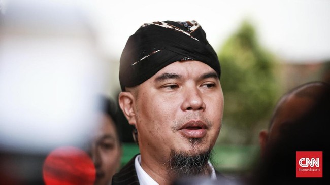 Polda Jatim menetapkan Ahmad Dhani sebagai tersangka pencemaran nama baik terkait ujaran idiot dalam video yang diunggahnya saat deklarasi #GantiPresiden2019