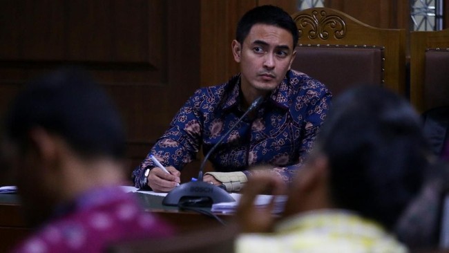 Gubernur Jambi nonaktif Zumi Zola mengaku pernah menerima satu unit mobil Toyota Alphard dari pengusaha bernama Joe Fandy Yoesman alias Asiang.