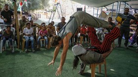 FOTO: Akan Digusur Israel, Badut Spanyol Hibur Anak Palestina
