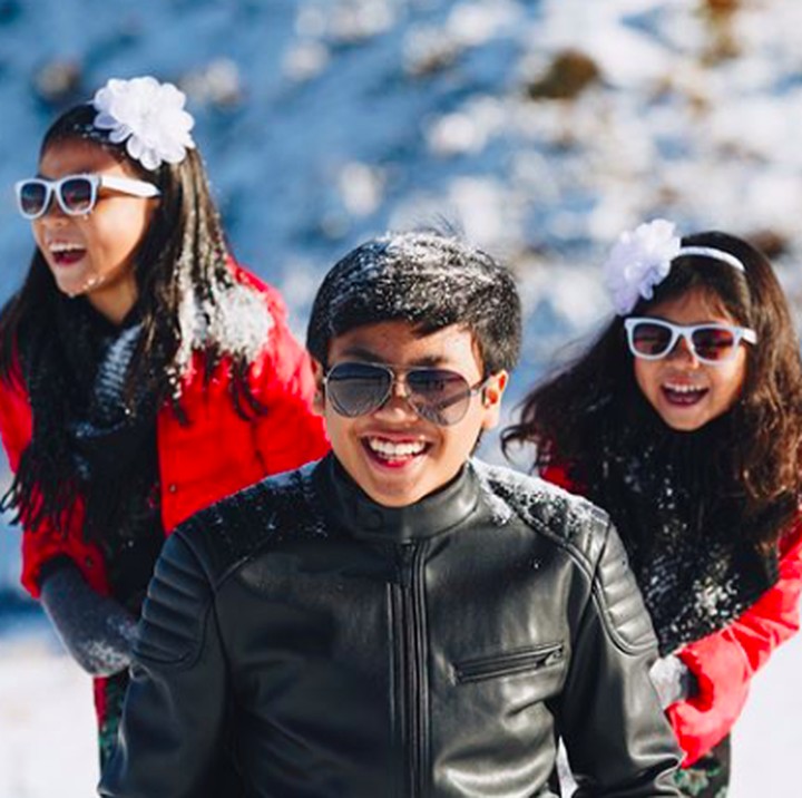 <p>Happy banget ya Nathan, Sydney, dan Karen main salju bareng begini. (Foto: Instagram/ @enricotambunan)</p>