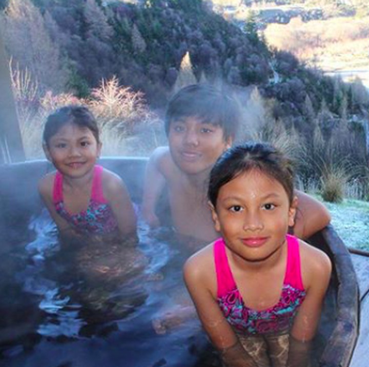 <p>Enaknya yang lagi berendam di air hangat. (Foto: Instagram/ @enricotambunan)  </p>