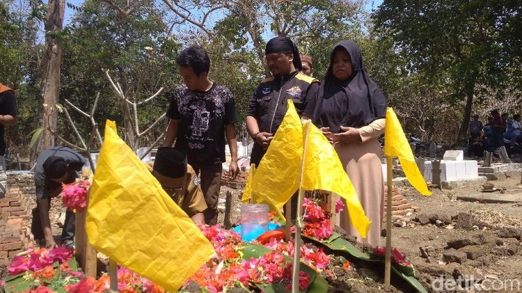 Pahami Perasaan Ortu Haringga Sirla, Jakmania yang Tewas Dikeroyok Hancur hati orang tua Haringga Sirla melihat kondisi anak mereka. Mari, Bun, kita pahami kondisi psikologis ortu yang berduka karena kehilangan sang buah hati.