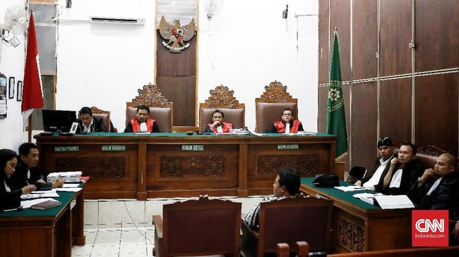 Awal mula kasus itu berkaitan dengan isu nikah siri yang dilakukan pedangdut Sisca Dewi dengan Seorang polisi berinisial BS.