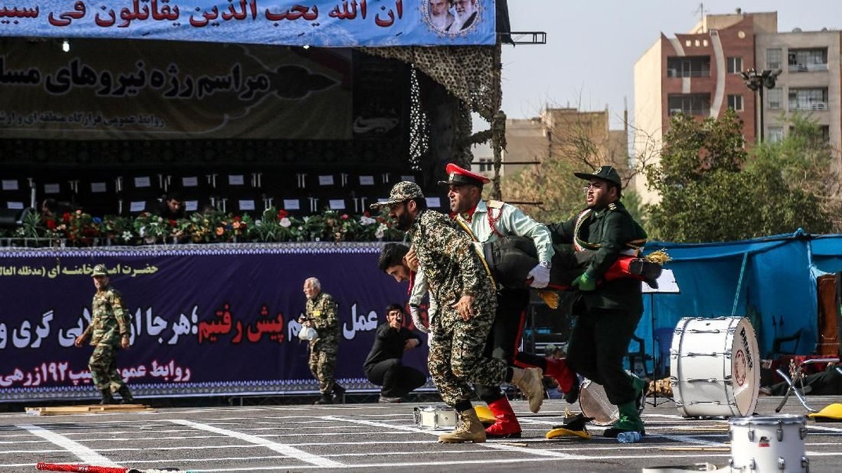 FOTO: Parade Militer Berdarah di Iran, 25 Orang Tewas
