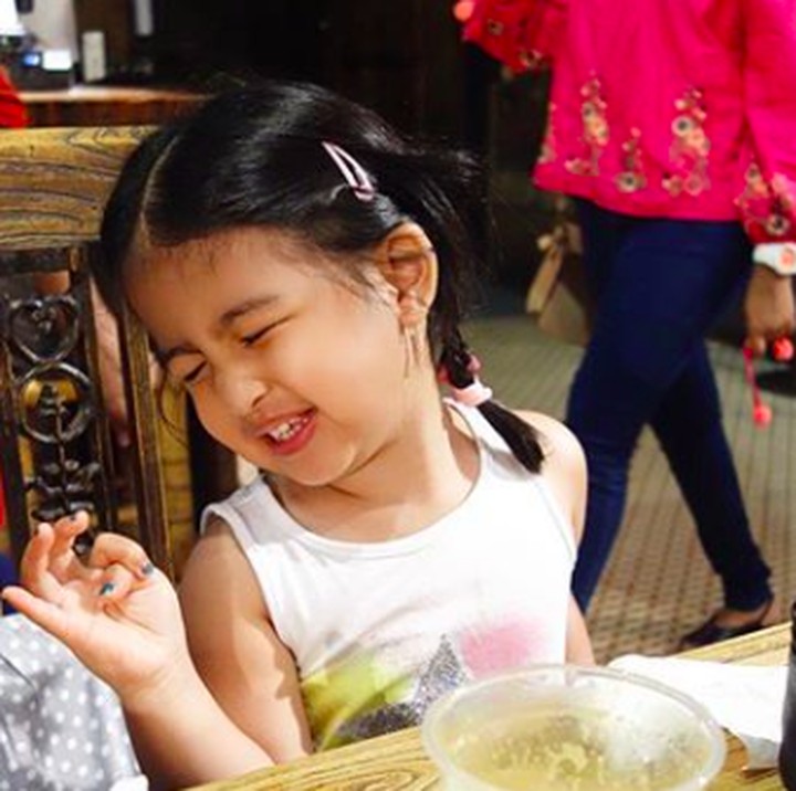 <p>Yeay! Ekspresi Enoy saat sudah selesai makan. Sudah kenyang ya, Nak? (Foto: Instagram/ @bams_1606)  </p>