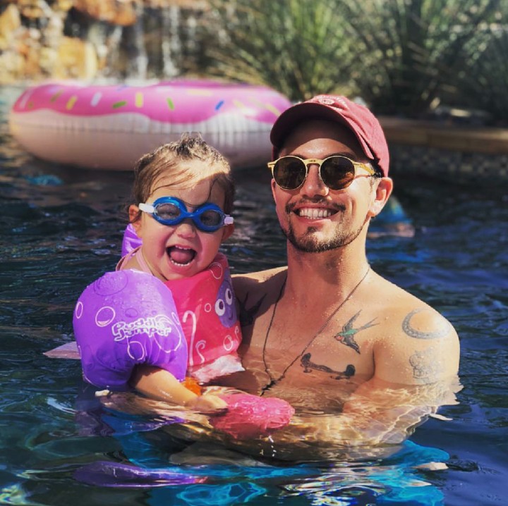 <p>Kalau main sama si cantik Presley, main airnya yang kalem-kalem aja ya, Yah. He-he-he. (Foto: Instagram/jacksonrathbone)</p>