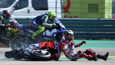 FOTO: Detik-detik Insiden Lorenzo vs Marquez di MotoGP Aragon Marc Marquez dan Jorge Lorenzo terlibat insiden yang membuat nama terakhir mengalami kecelakaan dan cedera di awal balapan MotoGP Aragon 2018.