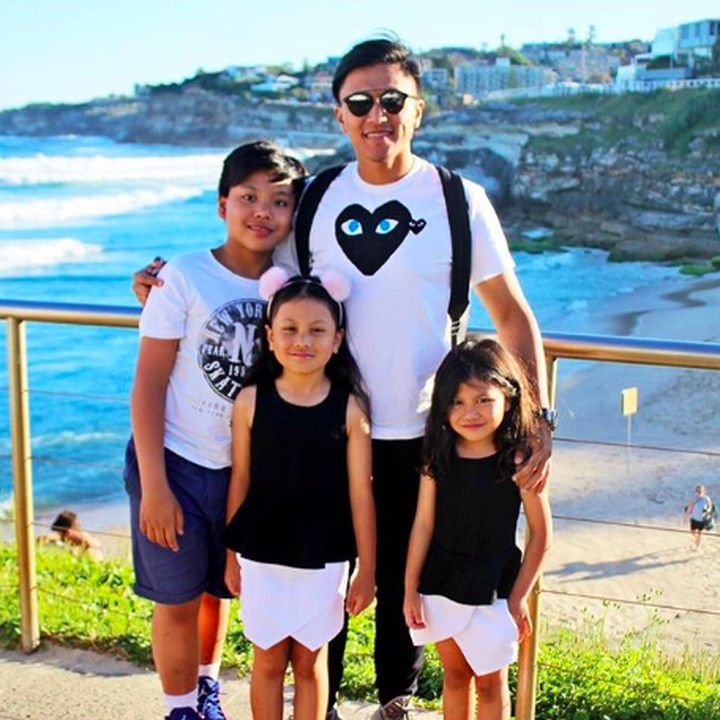 <p>Kompak selalu ya Papa Enrico dan jagoan serta gadis kecilnya. (Foto: Instagram/ @enricotambunan)  </p>