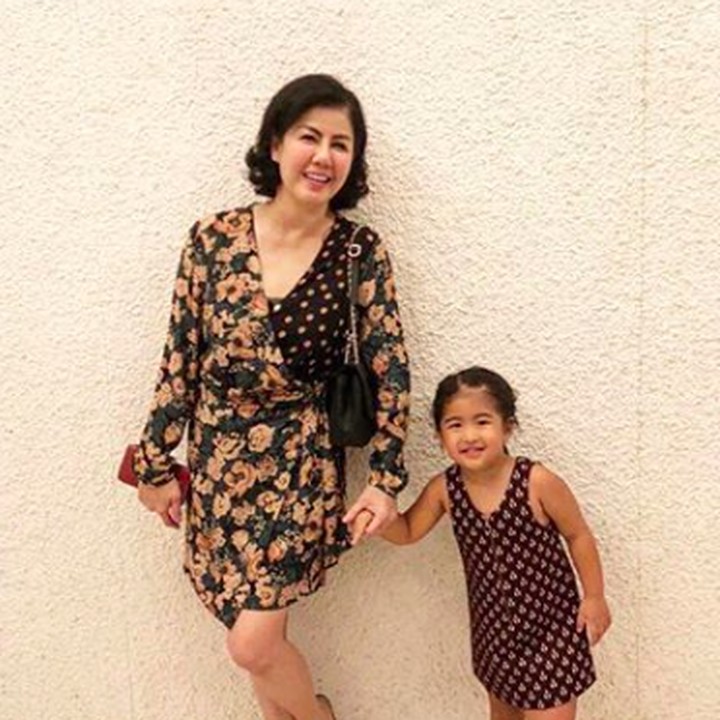 <p>Enoy bersama Omanya, Desiree Tarigan. Nenek dan cucu sama-sama cantik ya. He-he-he. (Foto: Instagram/ @bams_1606)</p>