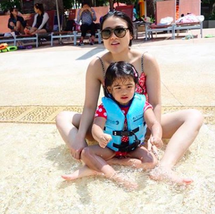 <p>Happy banget nih Enoy saat berenang bareng bundanya, Mikhavita Wijaya. (Foto: Instagram/ @bams_1606)  </p>