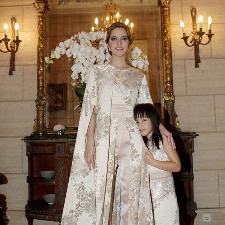 <p>Sama-sama cantik saat Mikhaila dan Mama Nia memakai dress. (Foto: Instagram @ramadhaniabakrie)  </p>