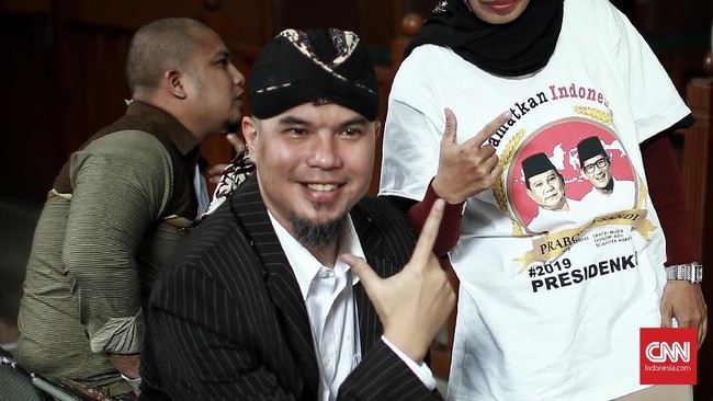 Disebut pakai baju putih dan acungkan dua jari usai nyoblos, terdakwa Ahmad Dhani Prasetyo gunakan hak pilih di dalam Rutan Medaeng secara tertutup.