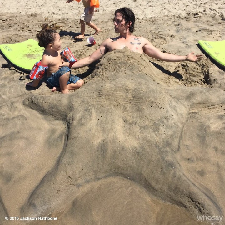<p>Ayah Jackson dibuat main pasir sama si kecil juga nggak masalah ya, yang penting si kecil happy. He-he. (Foto: Instagram/jacksonrathbone)</p>